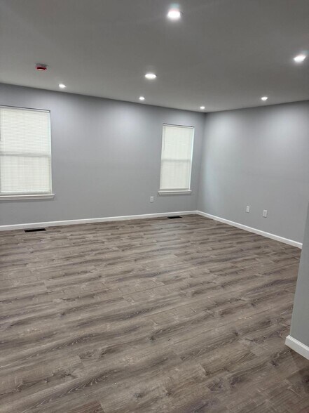 Spacious Living Room - 285 Rose St