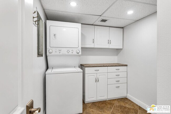 Building Photo - 910 Island Dr