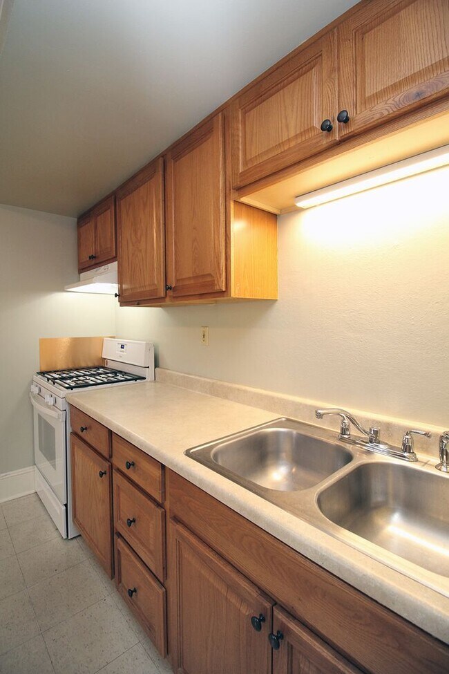 Building Photo - 3628-3634 SE Milwaukie Ave