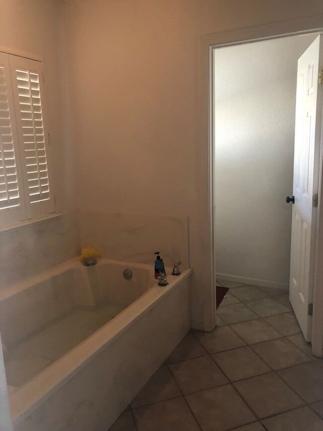 Building Photo - 2614 W Oakridge Ave