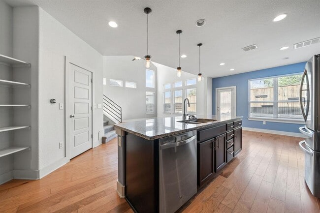 Building Photo - 1406 Casa Dr