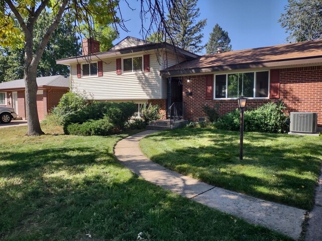 Primary Photo - Tri-level home in established neighborhood