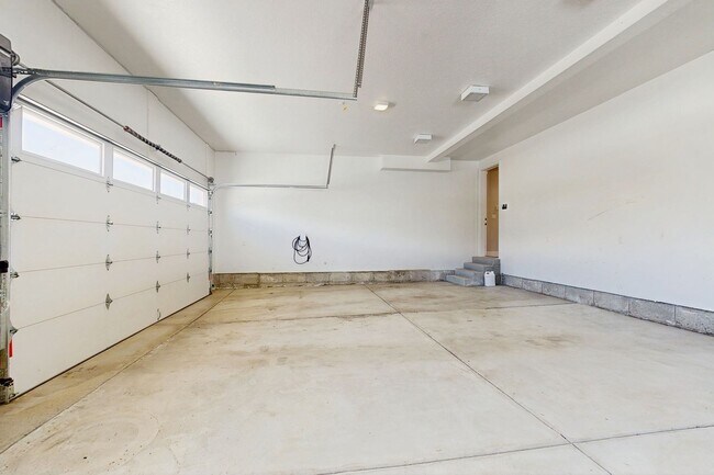 Building Photo - High-End Spacious 4 Bedroom Home in Desirable Highland with Private Backyard and Finished Basement