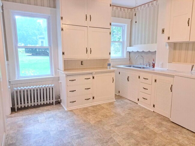 double sink, light under shelf - 127 Malvern Rd