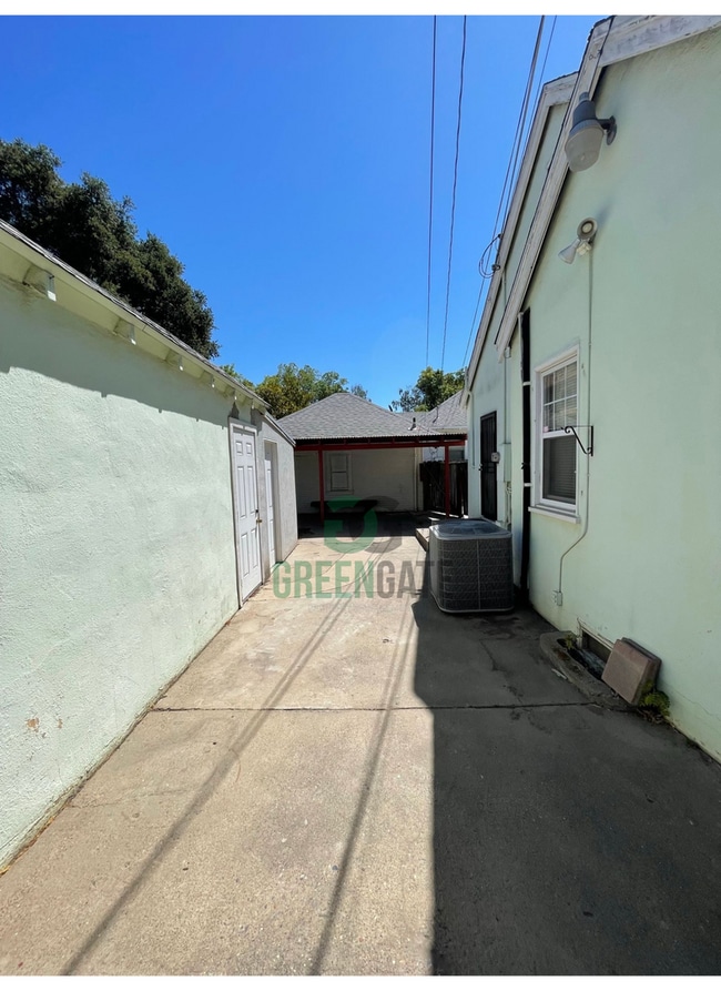 Building Photo - Charming 2 Bedroom Home Available Near Dow...