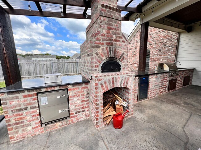 Building Photo - 725 Dumaine Dr