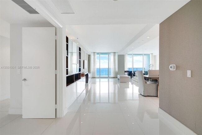 Building Photo - 2711 S Ocean Dr