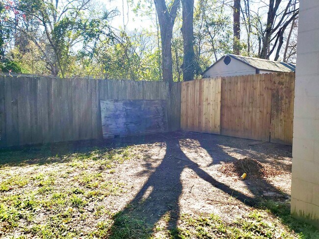 Building Photo - 2840 Cook St