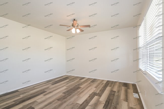 Building Photo - 2950 Aintree Dr
