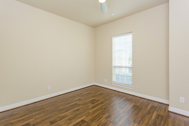 Building Photo - 6122 Garden Lakes Ln