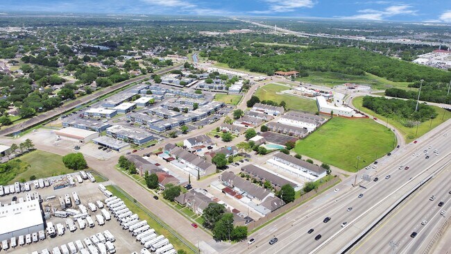 Building Photo - 11899 Algonquin Dr