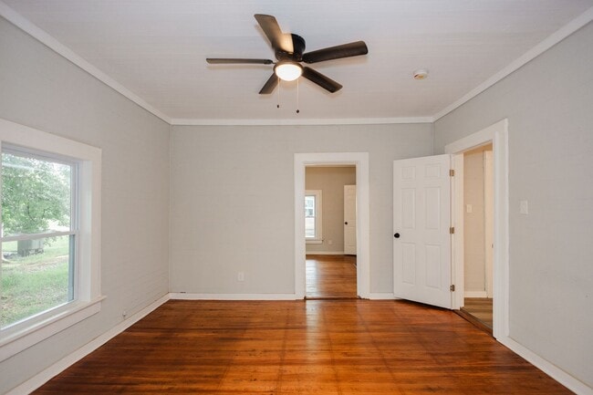 Building Photo - Move-in special: 50% off 1st month's rent – Newly Renovated 2 Bedroom Home!