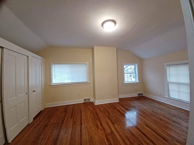 Building Photo - Very Large 3 Bedroom House with multiple B...