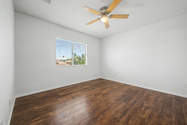 Building Photo - 1295 S Honeysuckle Ln