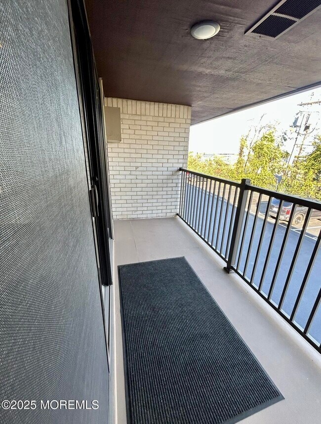 Building Photo - 330 Shore Dr