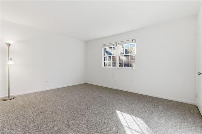 Building Photo - 6520 Roswell Rd NE