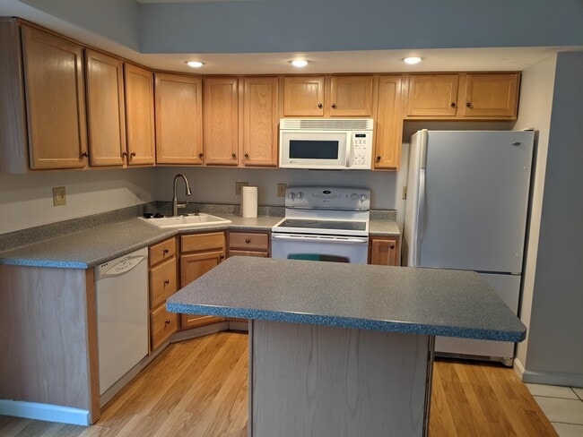 Building Photo - 3575 Kenbrooke Ct