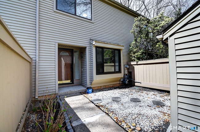Building Photo - 32 Farmington Chase Crescent