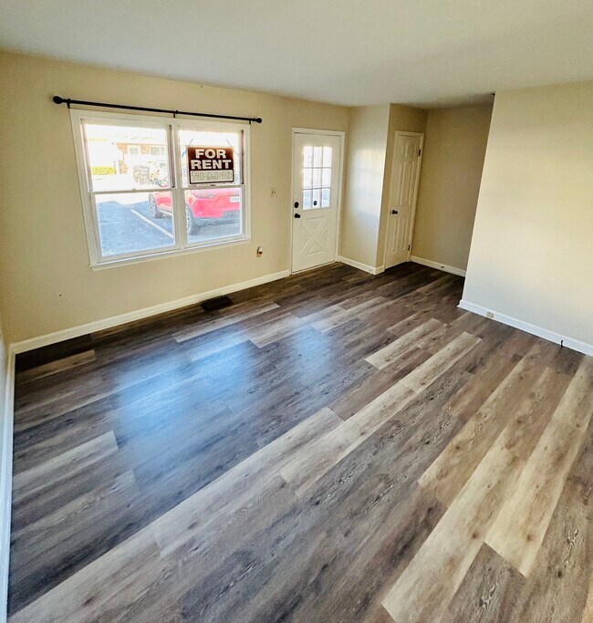 Living Room - 508 Yorktowne Pl