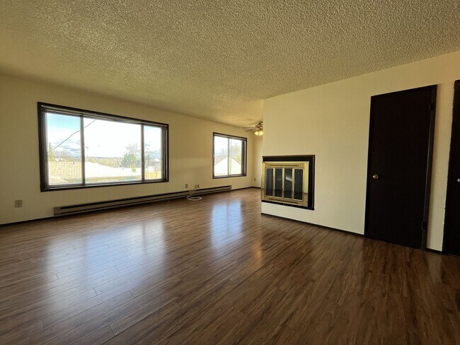 Building Photo - Spacious 3 Bedroom with Bonus Living Area, Patio & Built in Fireplace