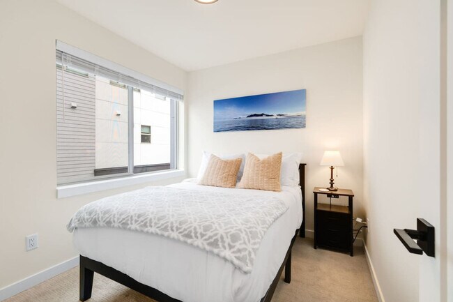 Building Photo - 823 NE 70th St