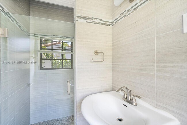 Building Photo - 7531 Beach View Dr