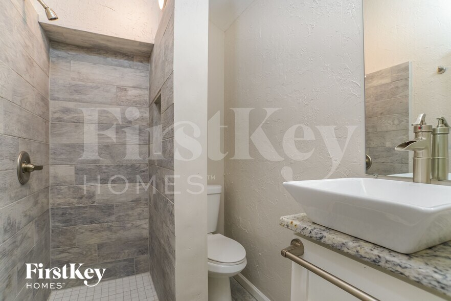 Building Photo - 8705 N Wayland Ave