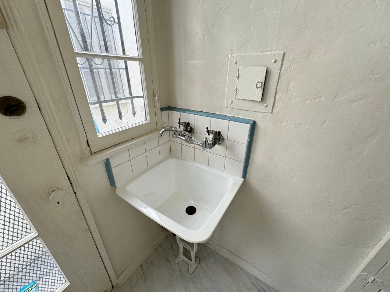 Building Photo - 422 S Detroit St