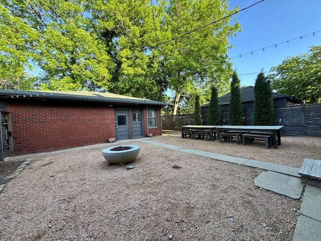 Building Photo - 2903 N Robinson Ave