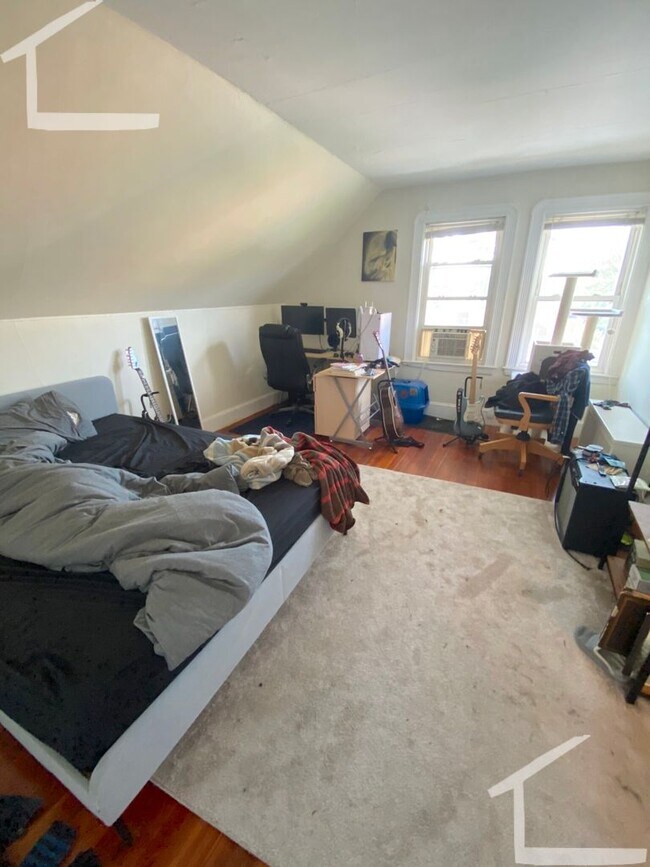 Building Photo - Allston 4.5Bed/2Bath Available 9/1! Heat and Hot Water Included!