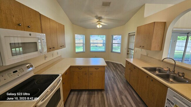 Building Photo - Charming 3 Bedroom, 2 Bath, 2 Car Garage H...