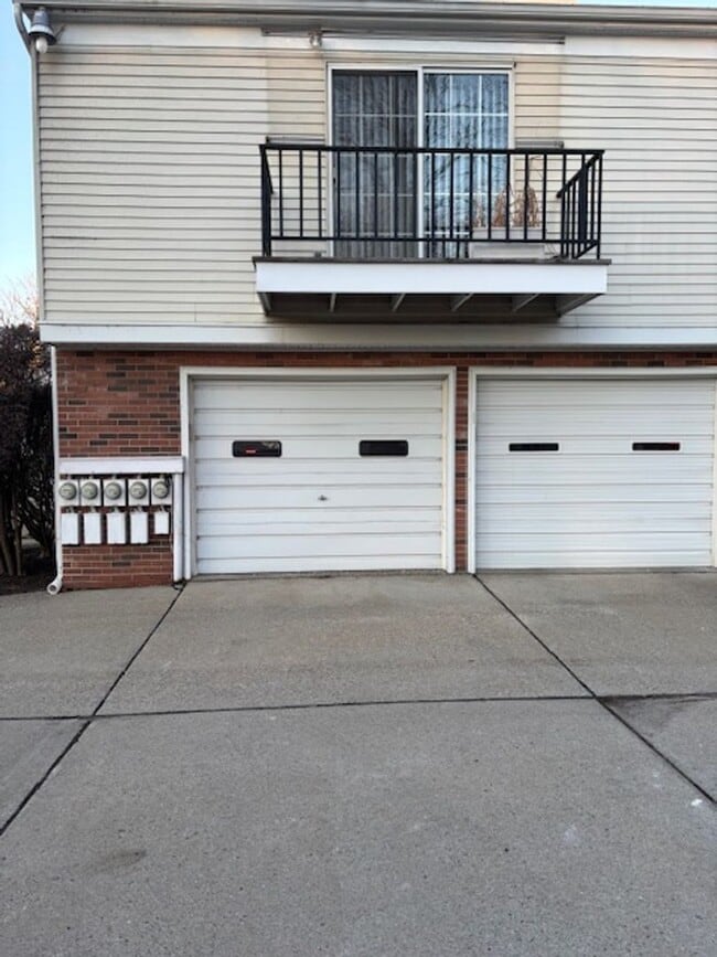 Building Photo - Beautiful 2 bedroom upper condo with 1 car garage, Harrison Township