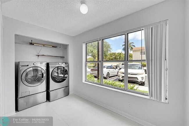 Building Photo - 3350 Pinewalk Dr N