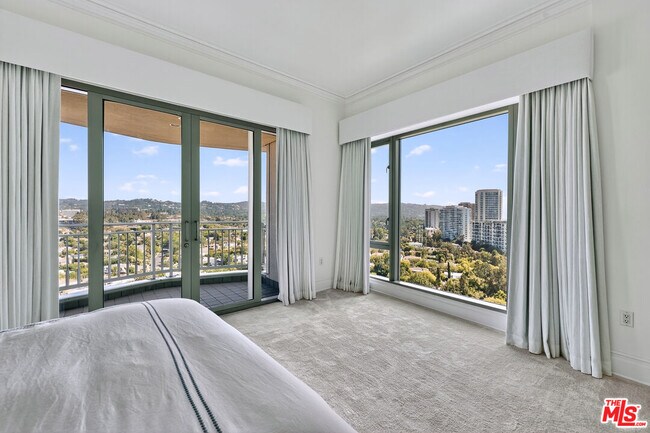 Building Photo - 10727 Wilshire Blvd