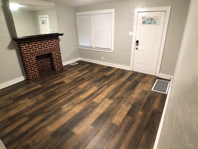 Living Room - 5346 Hillcrest St