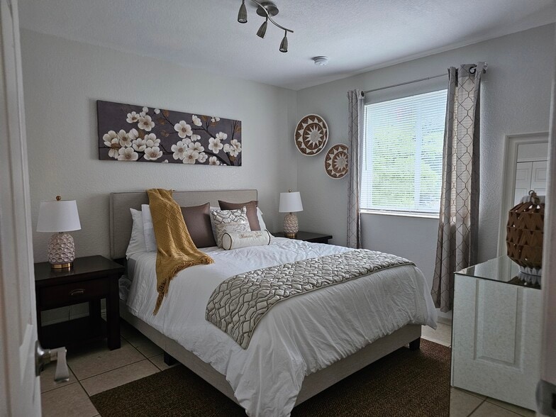 Building Photo - 7702 NE 3rd Ct