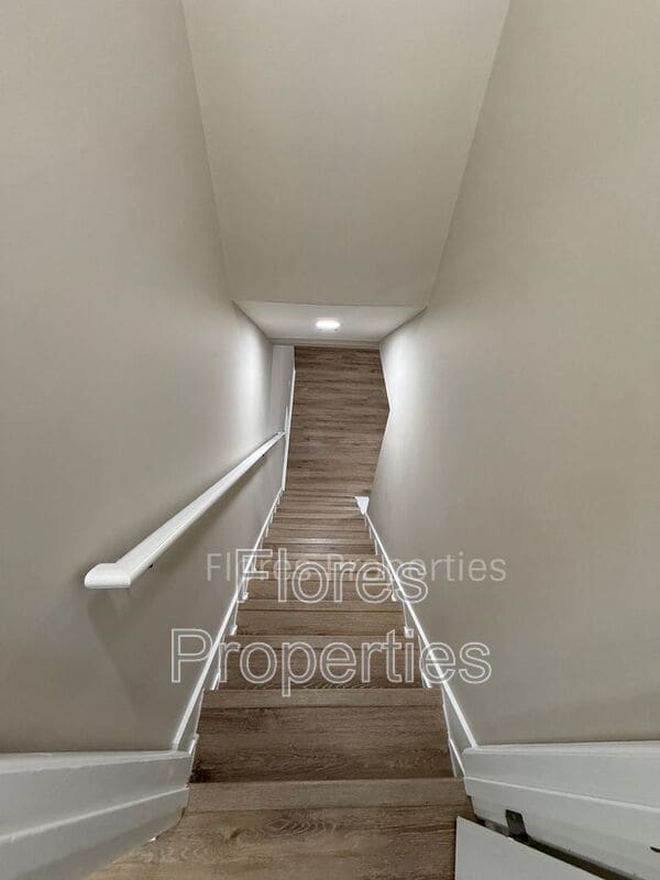 Building Photo - 1136 Pauline Ave