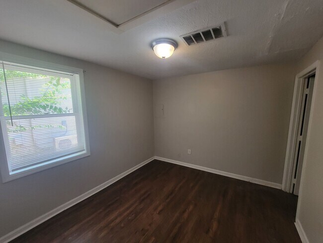 Building Photo - 113 Main St