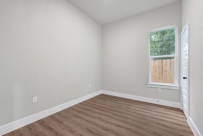 Building Photo - 112 S San Jacinto St