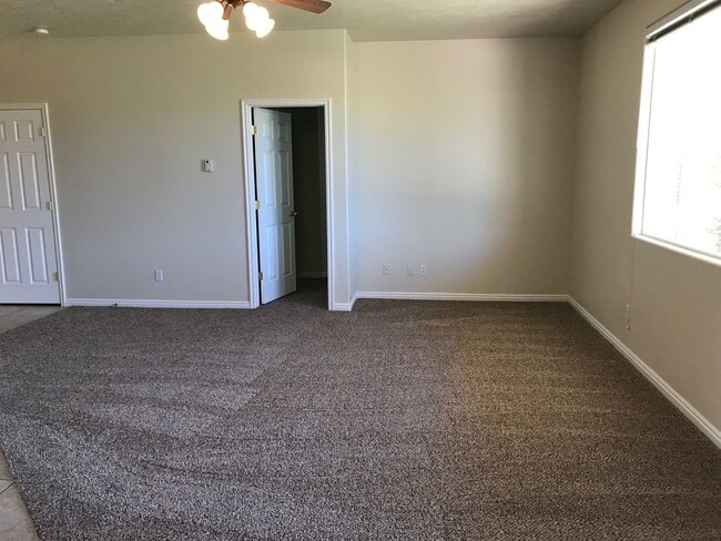 Building Photo - 3 Bedroom 2 Bath - Canyon View