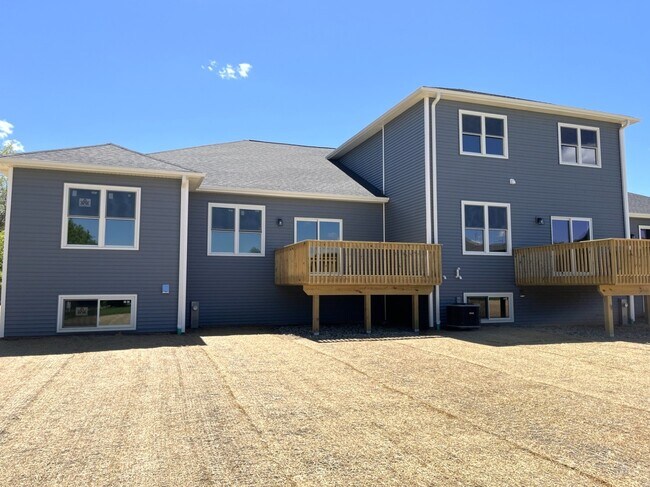 Building Photo - 974 Meadow Ln