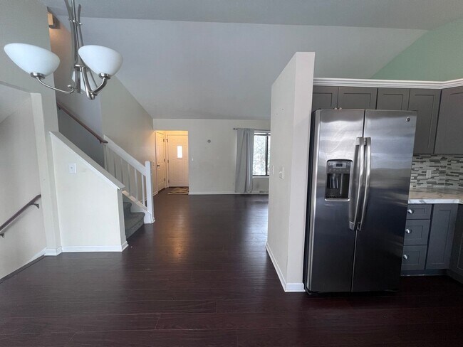 Building Photo - Single Family Home - Three Bedroom Tri-level!