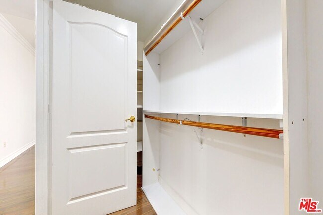 Building Photo - 353 S Reeves Dr