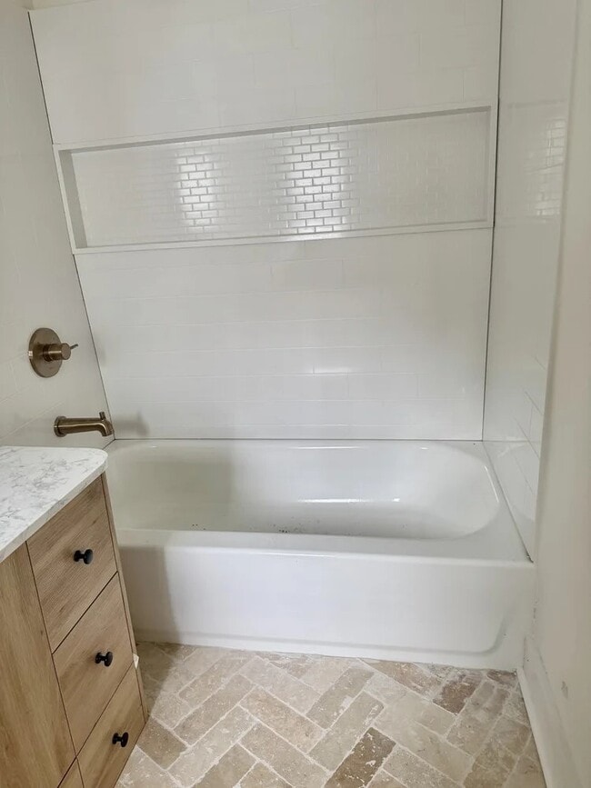 Building Photo - 2846 Appleton Ave