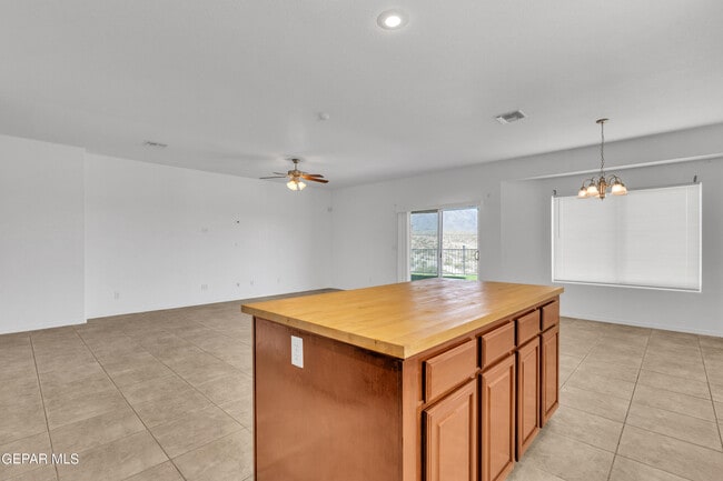 Building Photo - 657 Bariloche Dr