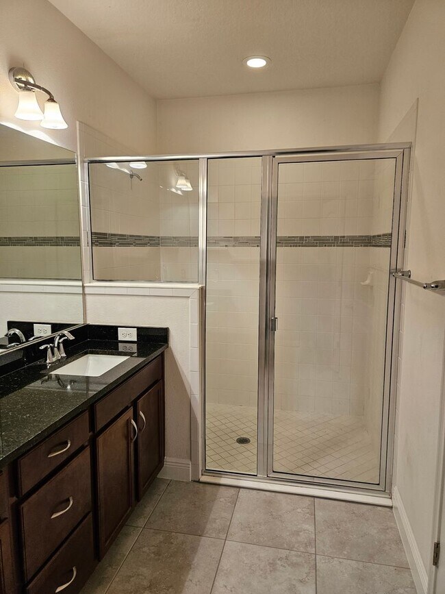 Building Photo - 4 Bedroom 2 bath beautiful spacious home i...