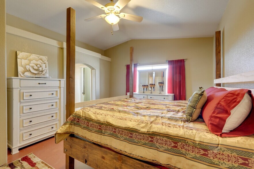 Building Photo - 2598 Rainbow Ave N