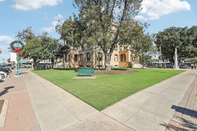 Building Photo - Luxury Riverfront Condo Near Georgetown Square | 2 Bed / 2 Bath with Balcony