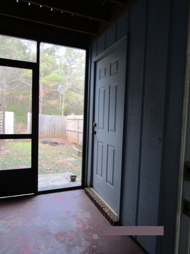 Building Photo - Screened-In Patio!