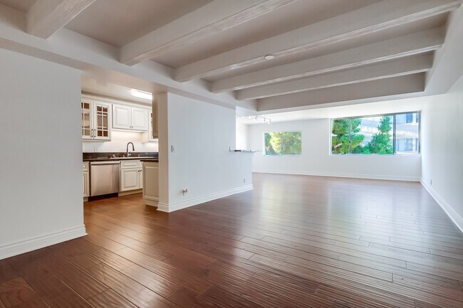 Building Photo - 435 N Oakhurst Dr